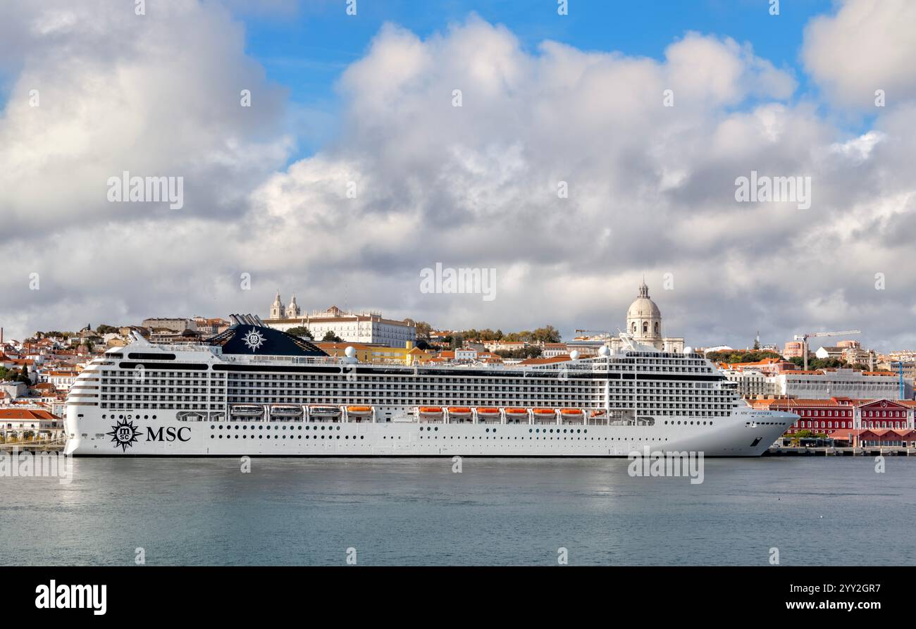 Nave da crociera MSC Orchestra attraccata al terminal delle navi da crociera di Lison, Portogallo Foto Stock