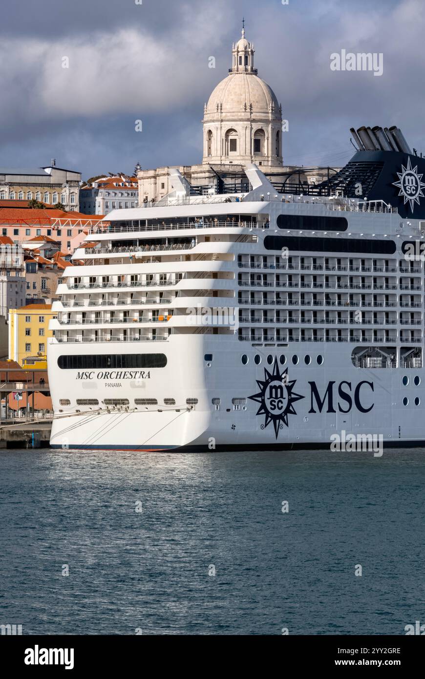 Nave da crociera MSC Orchestra attraccata al terminal delle navi da crociera di Lison, Portogallo Foto Stock