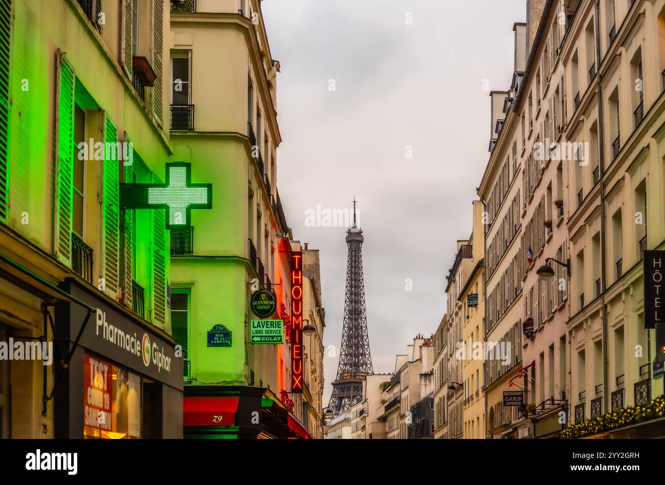 La Torre Eiffel si trova orgogliosamente in una zona di Parigi, raggiungendo il cielo! Un famoso monumento che può essere visto in tutta Parigi a causa della sua altezza Foto Stock
