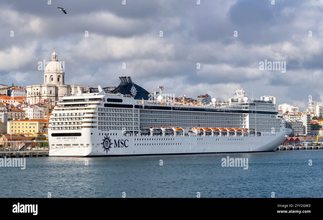 Nave da crociera MSC Orchestra attraccata al terminal delle navi da crociera di Lison, Portogallo Foto Stock