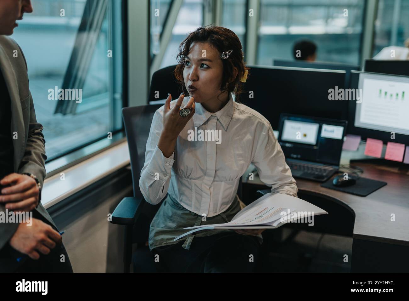 Diversi colleghi aziendali si riuniscono in un ufficio moderno per raccogliere idee nuove, promuovere il lavoro di squadra e l'innovazione. Foto Stock