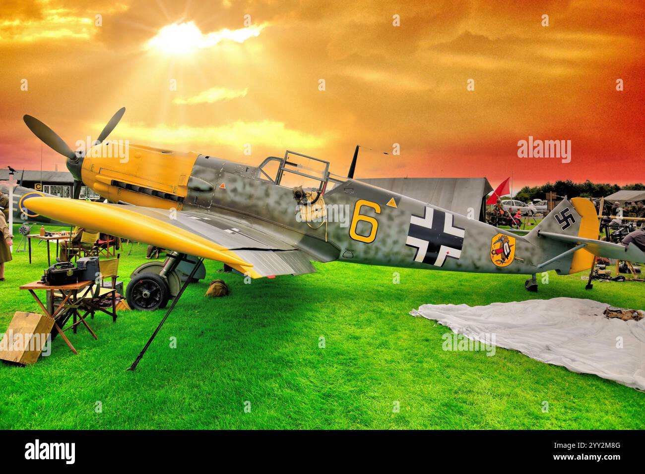 Messerschmitt Bf109 ad uno spettacolo aereo aperto della seconda Guerra Mondiale al campo d'aviazione di Eshott Northumberland con il sole che scoppia tra le nuvole Foto Stock