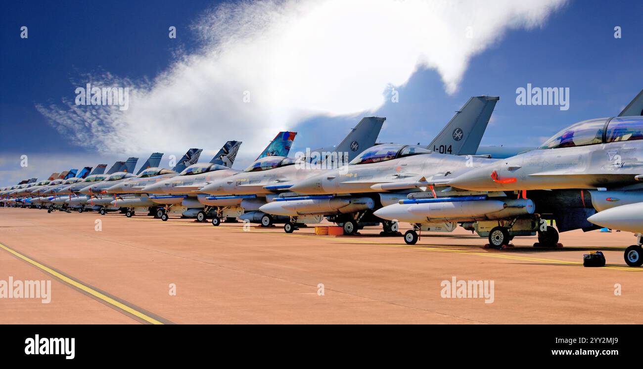 Il RIAT 2024 Fairford 2024 segna il 50° anniversario del primo volo dell'F-16 Fighting Falcon e con oltre 4600 aerei prodotti sopra la las Foto Stock