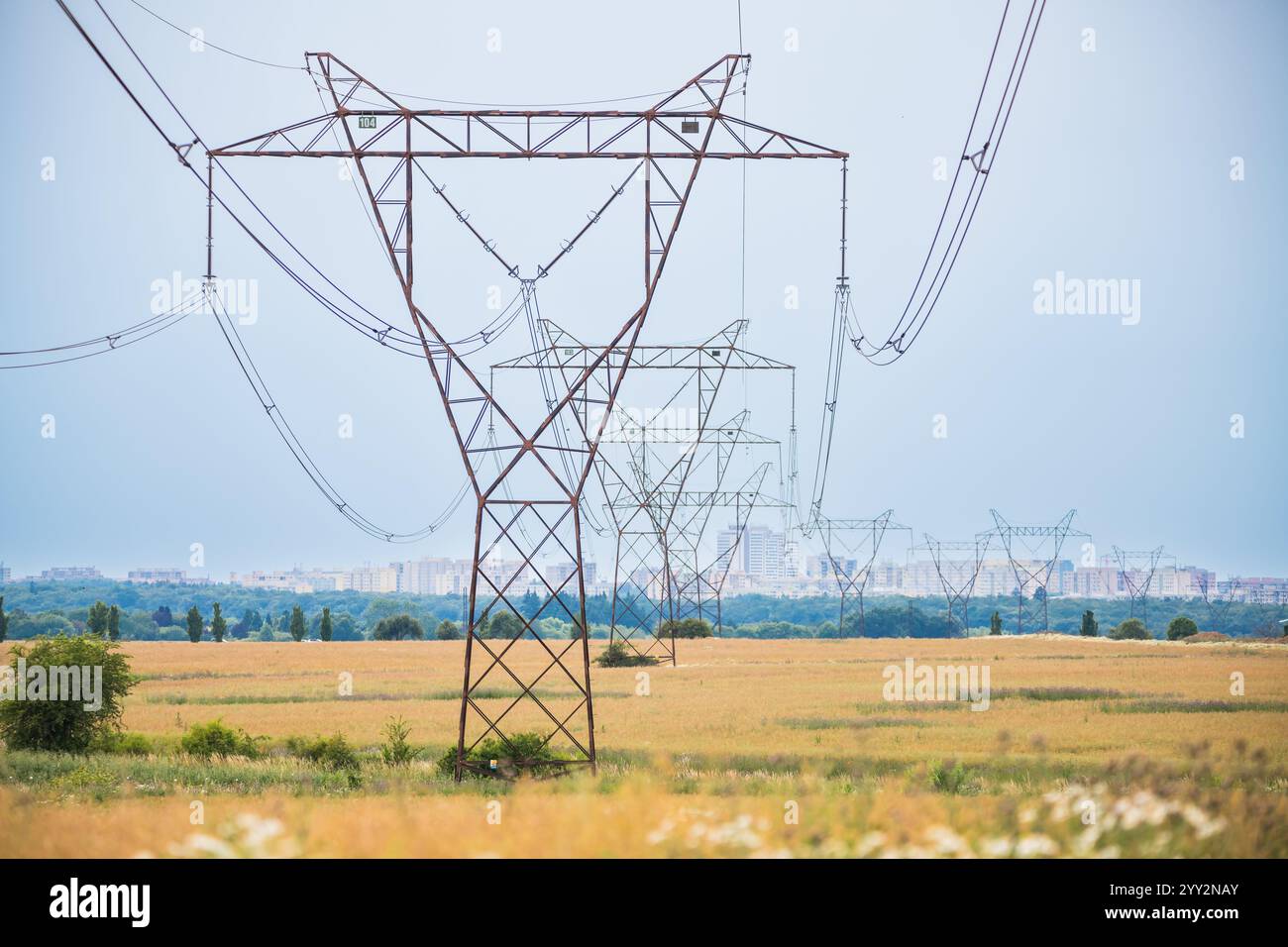 La linea elettrica nei campi diretti a Praga, repubblica ceca Foto Stock