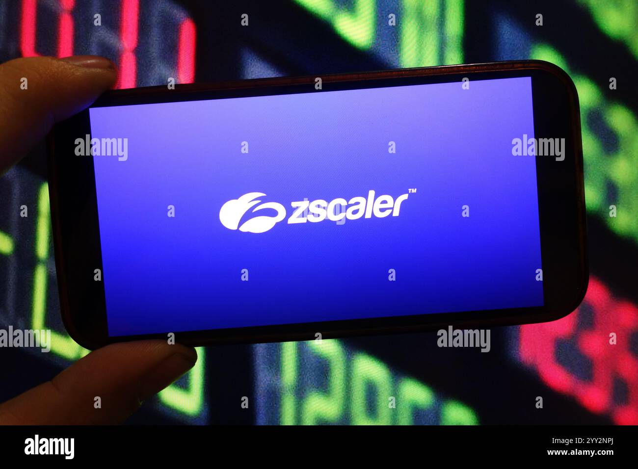 In questa immagine, il logo Zscaler viene visualizzato sullo schermo di uno smartphone. Foto Stock