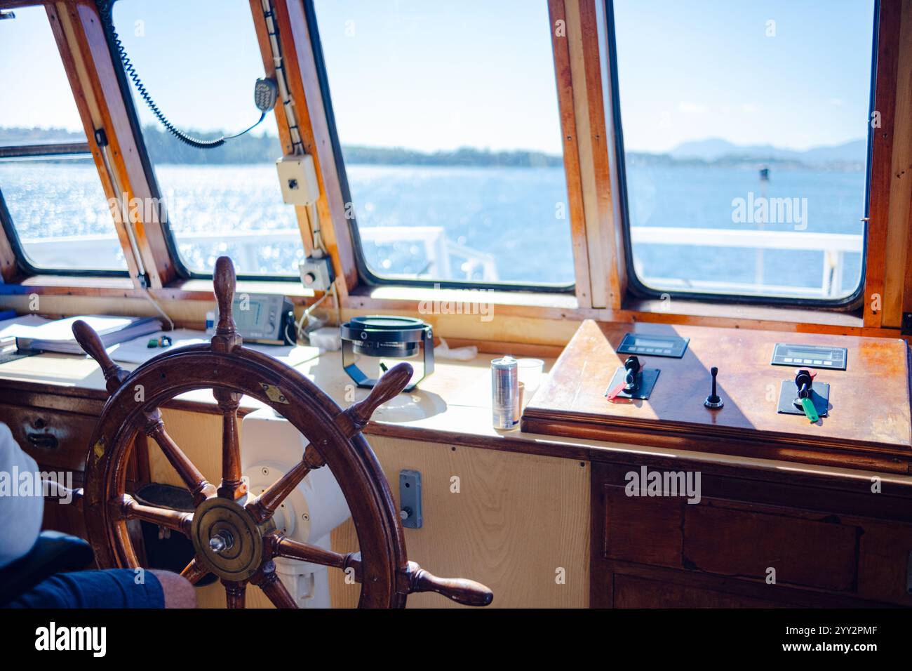 Volante e cabina del capitano. Traghetto marittimo, vista ravvicinata del volante. Il ponte del capitano della nave. Foto Stock