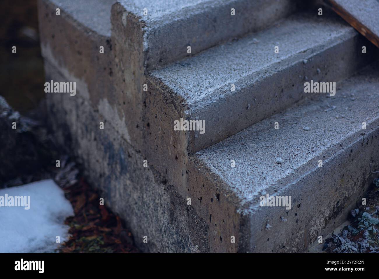 Primo piano di gradini di cemento ricoperti di ghiaccio. Struttura in cemento. Scala. Foto Stock