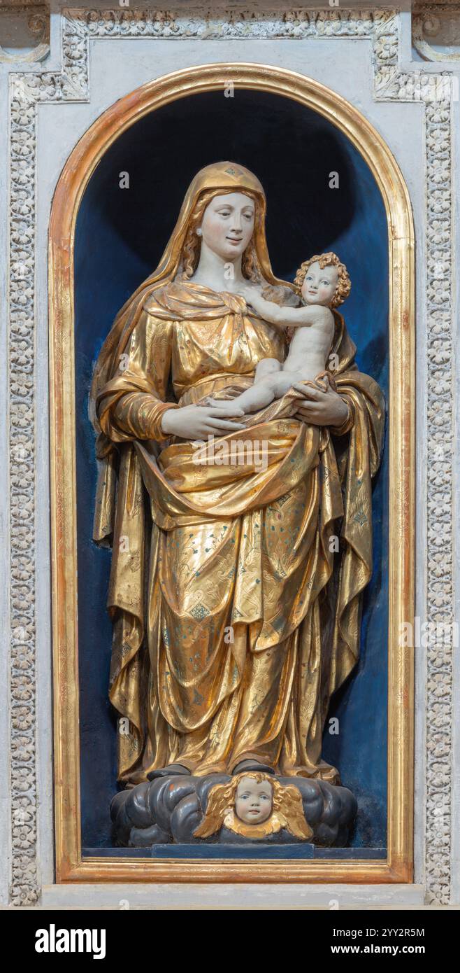 PAVIA, ITALIA - 9 SETTEMBRE 2024: Statua della Madonna scolpita in policromo nella chiesa di San Luca dall'inizio del 16. centesimi. Foto Stock