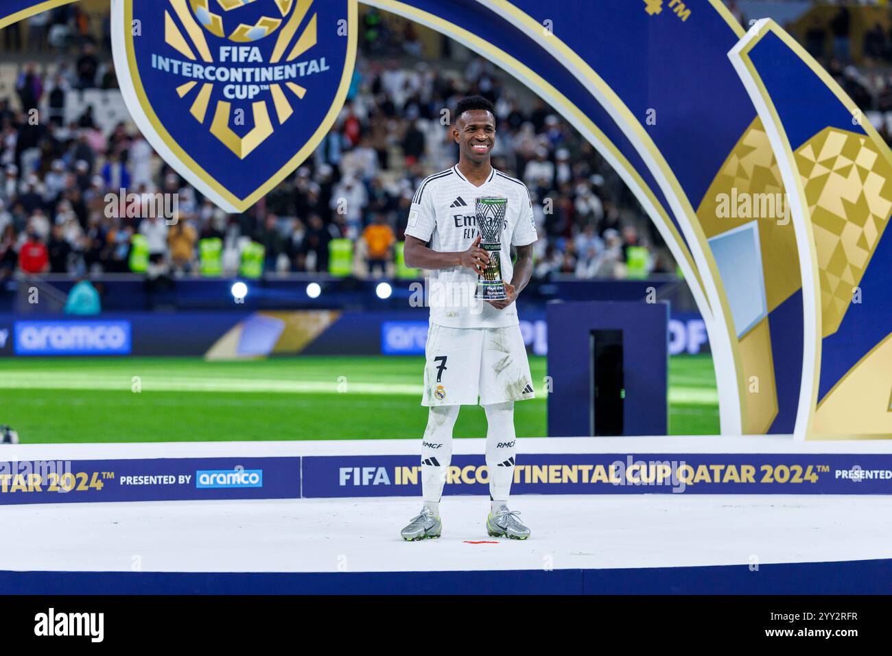 Doha, Qatar. 18 dicembre 2024. Vinicius Junior del Real Madrid posa per una foto dopo essere stato presentato con il giocatore della Coppa Intercontinentale FIFA del trofeo del torneo dopo la finale della Coppa Intercontinentale FIFA tra il Real Madrid spagnolo e il Pachuca messicano, allo stadio Lusail, a Doha, Qatar, il 18 dicembre, 2024. foto: Ahmed Alsaidi/DiaEsportivo/Alamy Live News crediti: DiaEsportivo/Alamy Live News Foto Stock