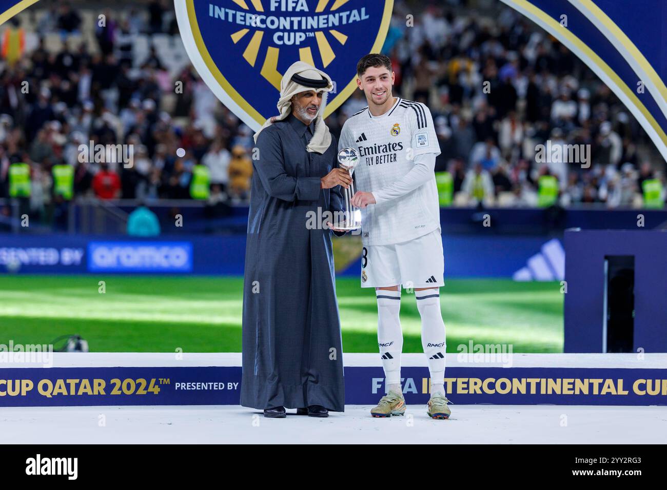 Doha, Qatar. 18 dicembre 2024. Federico Valverde del Real Madrid posa per una foto insieme a sua Eccellenza (HE) Sheikh Hamad bin Khalifa bin Ahmed al-Thani, ministro dello sport e della gioventù a Doha, dopo aver ricevuto il trofeo di palla d'argento della Coppa Intercontinentale FIFA dopo la finale della Coppa Intercontinentale FIFA tra il Real Madrid spagnolo e il Pachuca del Messico, allo stadio Lusail, a Doha, Qatar, il 18 dicembre, 2024. foto: Ahmed Alsaidi/DiaEsportivo/Alamy Live News crediti: DiaEsportivo/Alamy Live News Foto Stock