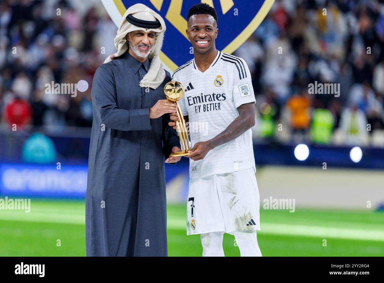 Doha, Qatar. 18 dicembre 2024. Vinicius Jr. Del Real Madrid posa per una foto insieme a sua Eccellenza (HE) Sheikh Hamad bin Khalifa bin Ahmed al-Thani, ministro dello sport e della gioventù a Doha, dopo aver ricevuto il trofeo del pallone d'oro della Coppa Intercontinentale FIFA dopo la finale della Coppa Intercontinentale FIFA tra il Real Madrid spagnolo e il Pachuca del Messico, allo stadio Lusail, a Doha, Qatar, il 18 dicembre, 2024. foto: Ahmed Alsaidi/DiaEsportivo/Alamy Live News crediti: DiaEsportivo/Alamy Live News Foto Stock