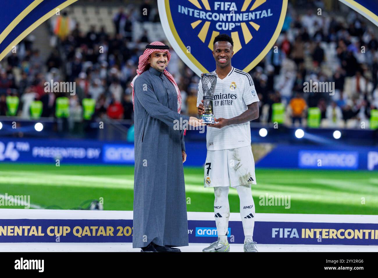 Doha, Qatar. 18 dicembre 2024. Vinicius Junior del Real Madrid posa per una foto insieme a Khalid al Zamil, Vicepresidente degli affari pubblici, Aramco, dopo essere stato presentato con il giocatore della Coppa Intercontinentale FIFA del trofeo del torneo dopo la finale della Coppa Intercontinentale FIFA tra il Real Madrid spagnolo e il Pachuca messicano, allo stadio Lusail, a Doha, Qatar, il 18 dicembre, 2024. foto: Ahmed Alsaidi/DiaEsportivo/Alamy Live News crediti: DiaEsportivo/Alamy Live News Foto Stock