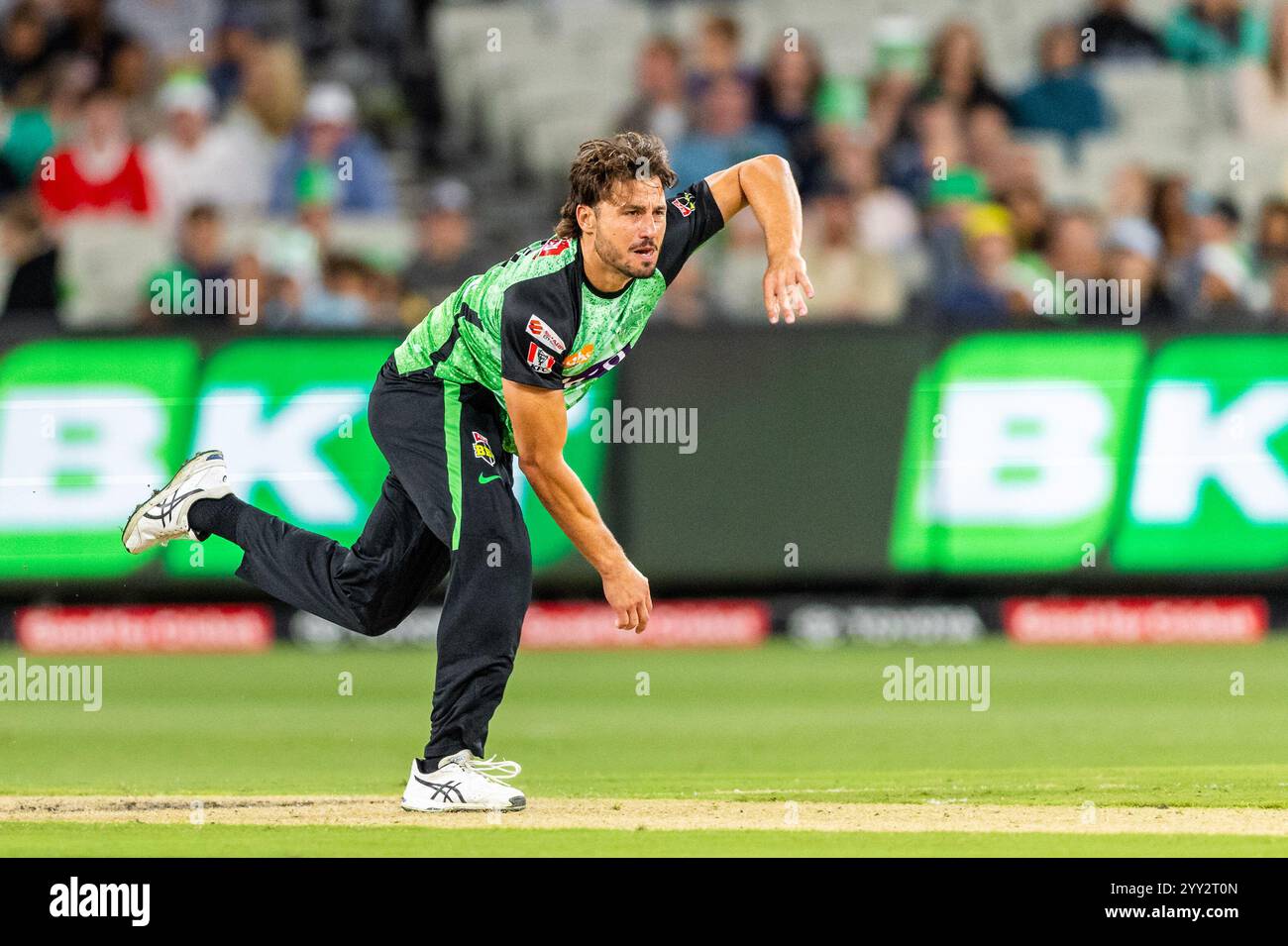 Melbourne, Australia, 18 dicembre 2024. Marcus Stoinis dei Melbourne Stars Bowls durante la partita T20 del KFC Big Bash League (BBL14) tra i Melbourne Stars e i Brisbane Heat al Melbourne Cricket Ground il 18 dicembre 2024 a Melbourne, Australia. Crediti: Santanu Banik/Speed Media/Alamy Live News Foto Stock