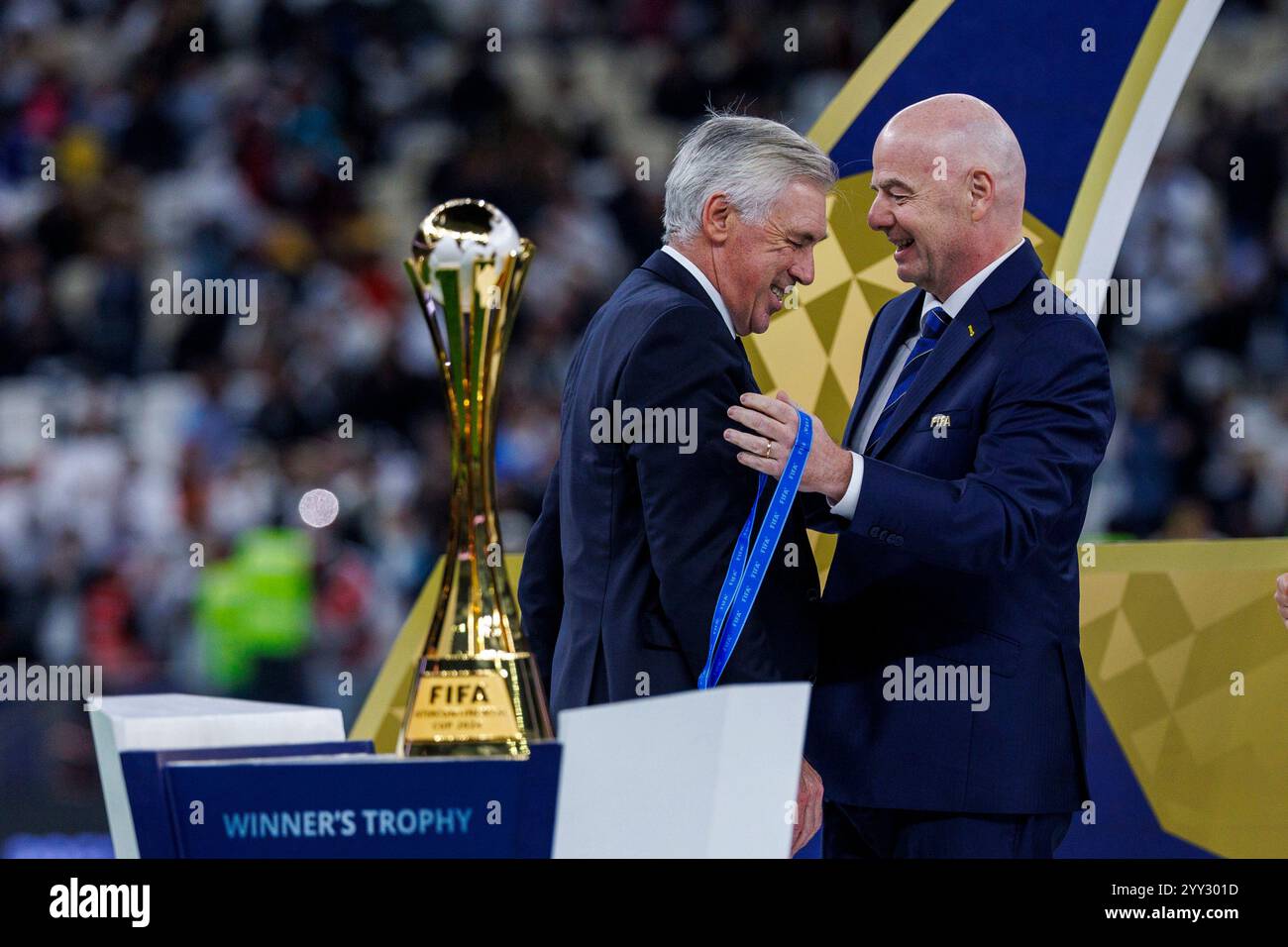 Doha, Qatar. 18 dicembre 2024. L'allenatore del Real Madrid Carlo Ancelotti riceve la medaglia d'oro dal presidente della FIFA Gianni Infantino dopo la partita tra il Real Madrid spagnolo e il Pachuca messicano allo stadio Lusail di Doha, Qatar, il 18 dicembre, 2024. foto: Ahmed Alsaidi/DiaEsportivo/Alamy Live News crediti: DiaEsportivo/Alamy Live News Foto Stock