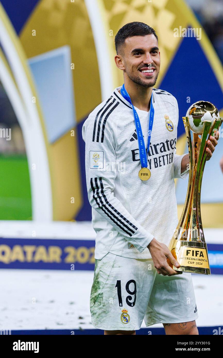 Doha, Qatar. 18 dicembre 2024. Daniel Ceballos del Real Madrid posa una foto con il trofeo della Coppa Intercontinentale FIFA dopo la partita della Coppa Intercontinentale FIFA tra il Real Madrid spagnolo e il Pachuca messicano, allo stadio Lusail, a Doha, Qatar, il 18 dicembre, 2024. foto: Ahmed Alsaidi/DiaEsportivo/Alamy Live News crediti: DiaEsportivo/Alamy Live News Foto Stock