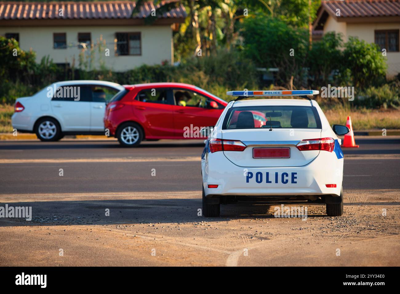 Auto della polizia all'incrocio che guarda il traffico, Sud Africa e Botswana Foto Stock