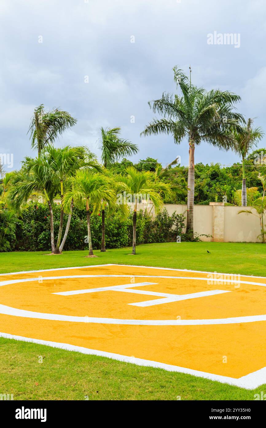 Un segno giallo e bianco con la lettera H. Il cartello è su un campo erboso Foto Stock