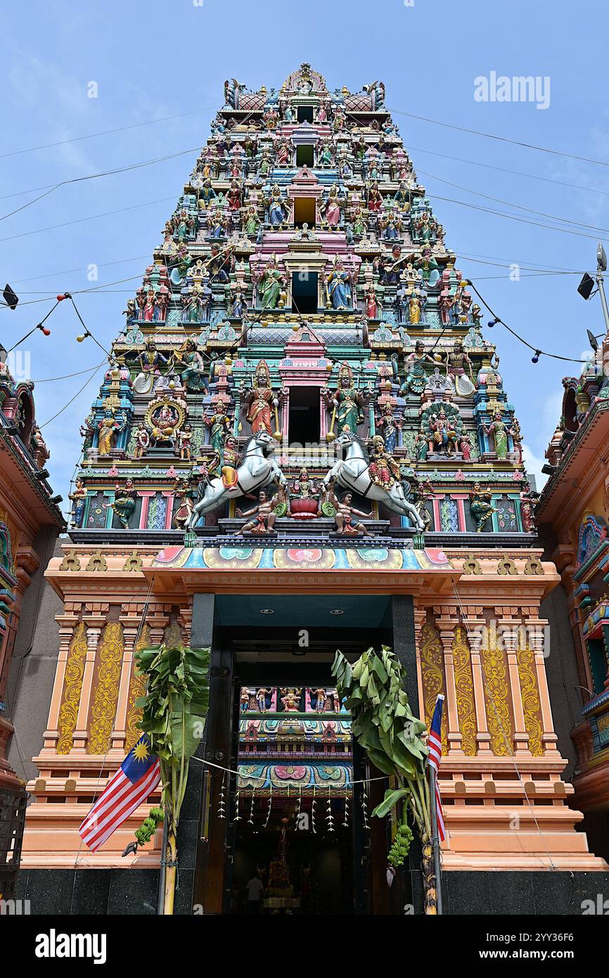 Primo piano della torre di gopuram a forma di piramide alta 75 metri all'ingresso del tempio di Sri Mahamariamman, decorata con raffigurazioni di divinità indù, Kuala Lumpur Foto Stock