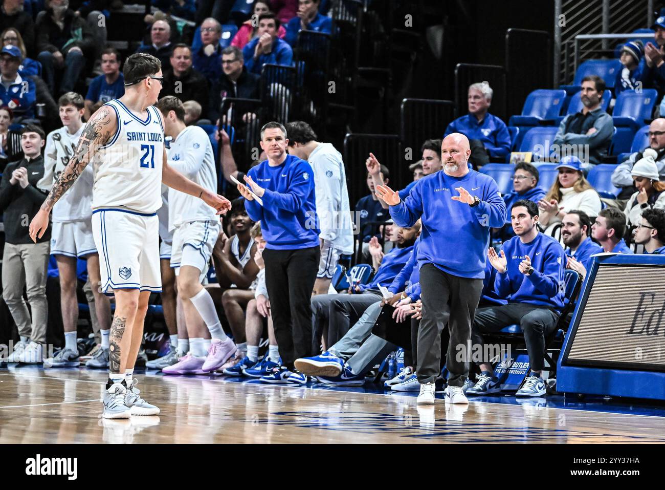 18 DICEMBRE 2024: Il capo-allenatore dei Saint Louis Billikens Josh Schertz dice alla sua squadra di rallentare e rilassarsi in una partita di stagione regolare dove i Wofford Terriers hanno visitato i Saint Louis Billikens. Tenuto alla Chaifetz Arena di St. Louis, Missouri mercoledì 18 dicembre 2024 Richard Ulreich/CSM Foto Stock