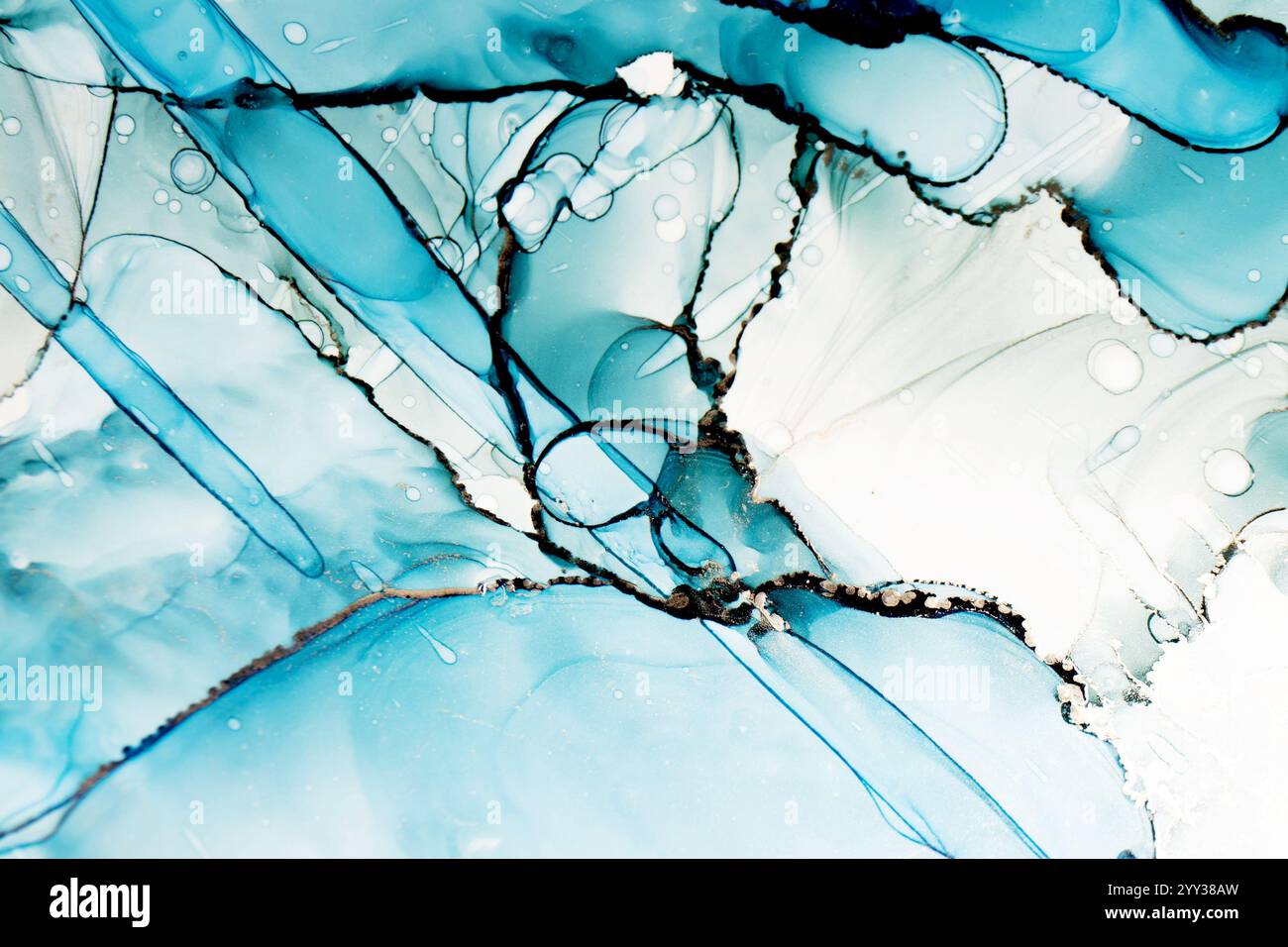 Sorprendenti motivi fluidi emergono quando l'inchiostro blu vivace dell'alcol si mescola con grazia con toni traslucidi. Le texture accattivanti invitano lo spettatore a perdersi in questa creazione artistica. Foto Stock