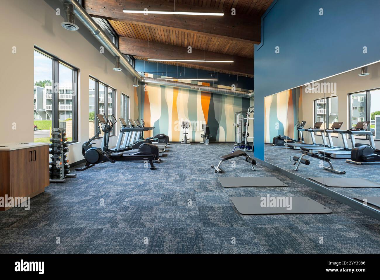 Sala fitness nel centro comunale dell'edificio di appartamenti Foto Stock