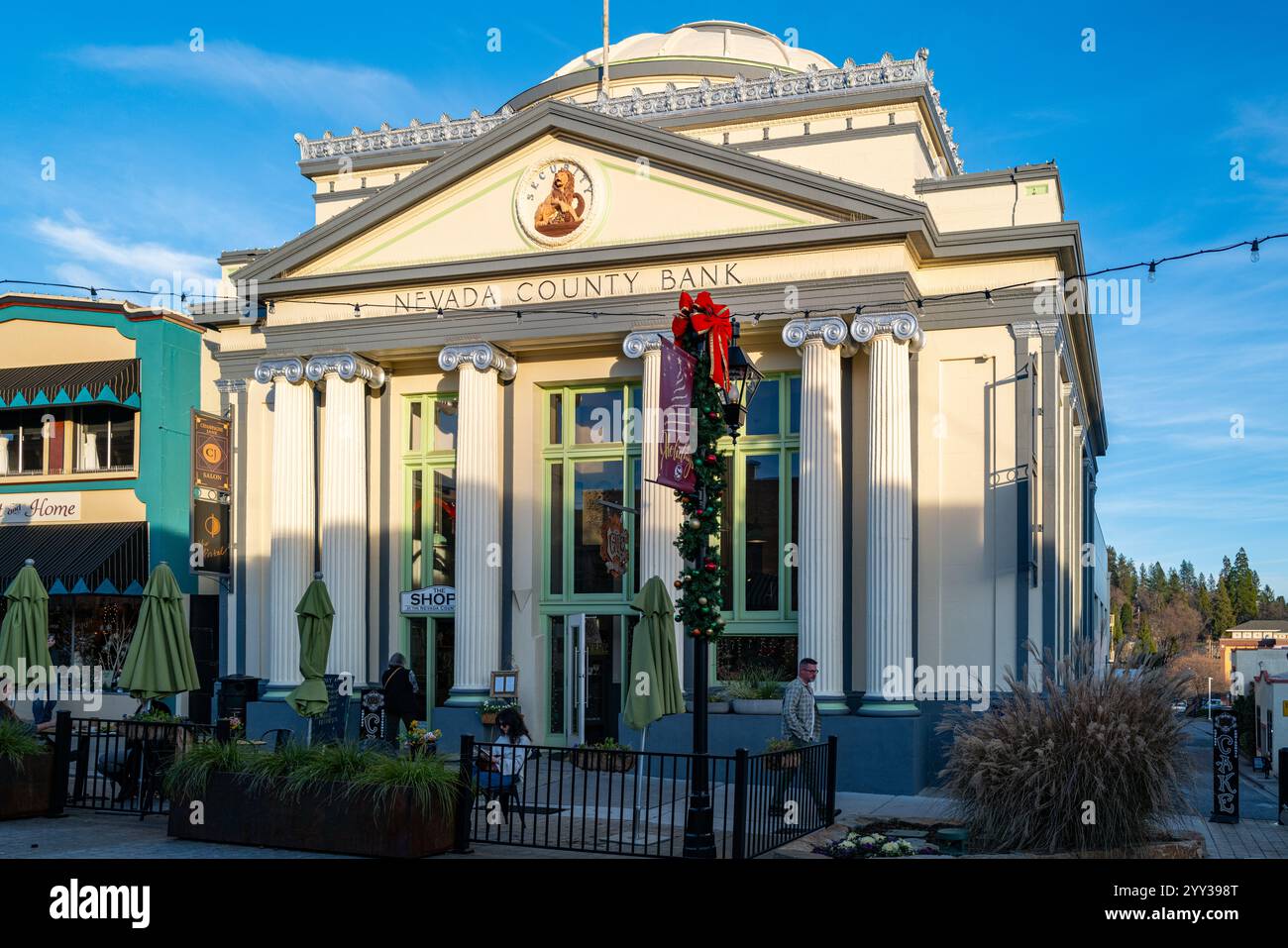 Foto dello storico edificio della Nevada County Bank decorato in Mill Street, nella storica città vecchia. L'edificio ospita ora attività commerciali. Foto Stock