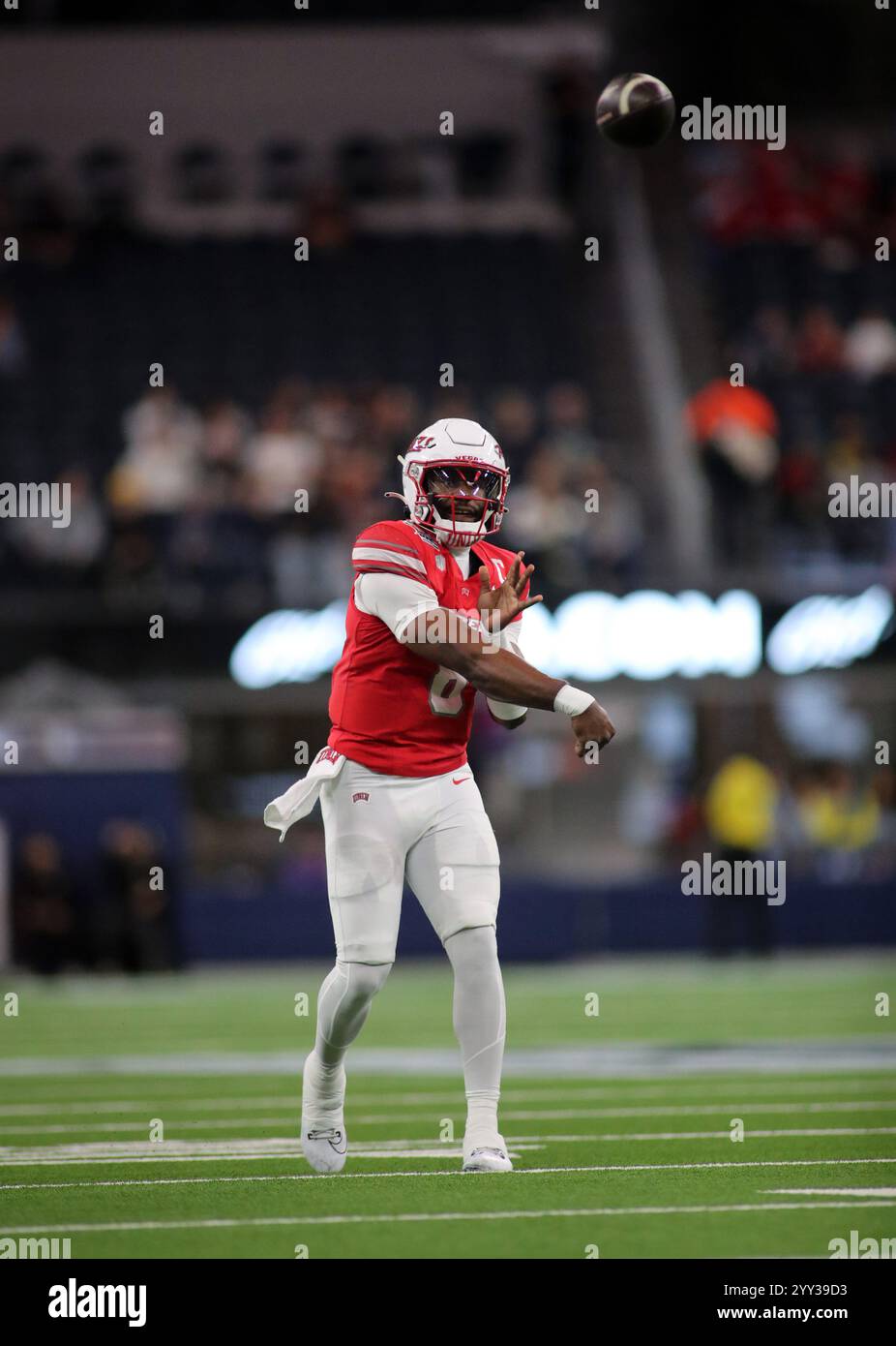 18 dicembre 2024 - il quarterback degli UNLV Rebels Hajj-Malik Williams #6 lancia un passaggio durante l'Art of Sport LA Bowl ospitato da Gronk tra gli UNLV Rebels e i California Golden Bears al SoFi Stadium di Inglewood, CALIFORNIA - Michael Sullivan/CSM Foto Stock