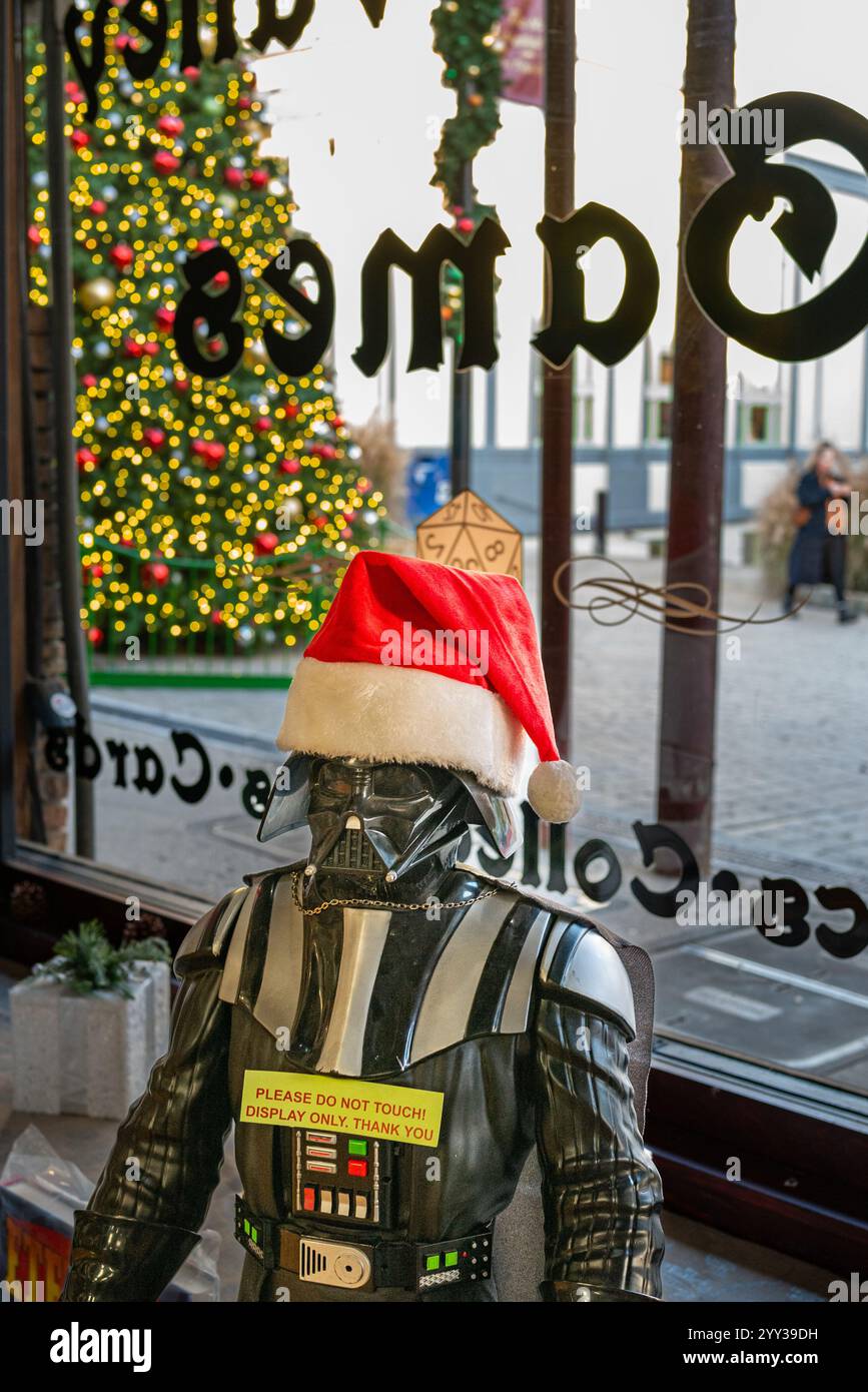 Foto di una decorazione di Dart Fener in mostra con cappello di Babbo Natale nel negozio di giochi nella zona storica della città vecchia. Foto Stock