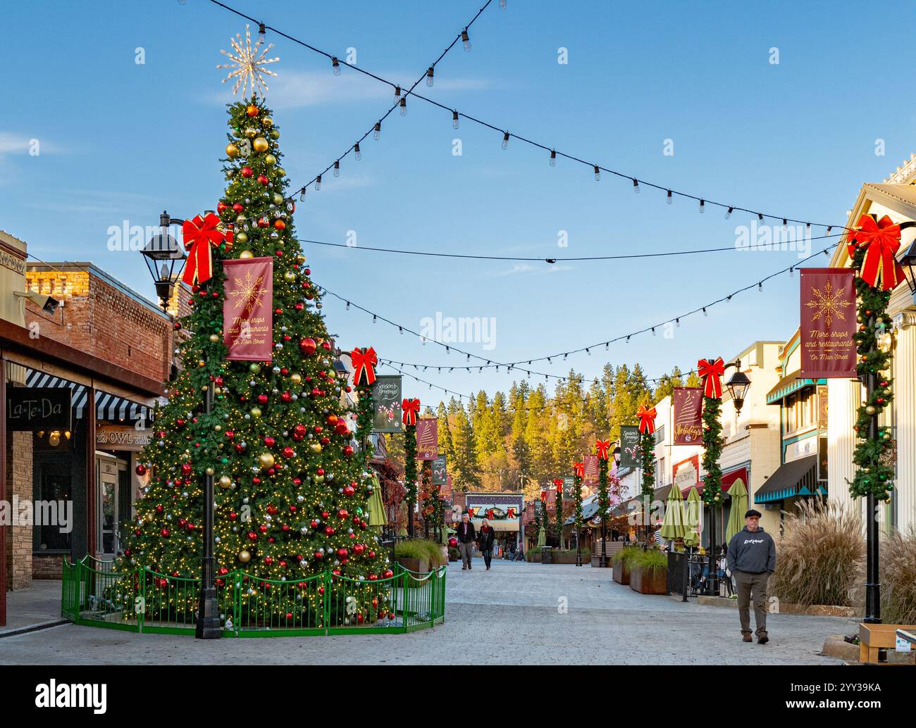 Foto dell'area pedonale dello shopping di Mill Street decorata per Natale nella zona storica della città vecchia. Foto Stock