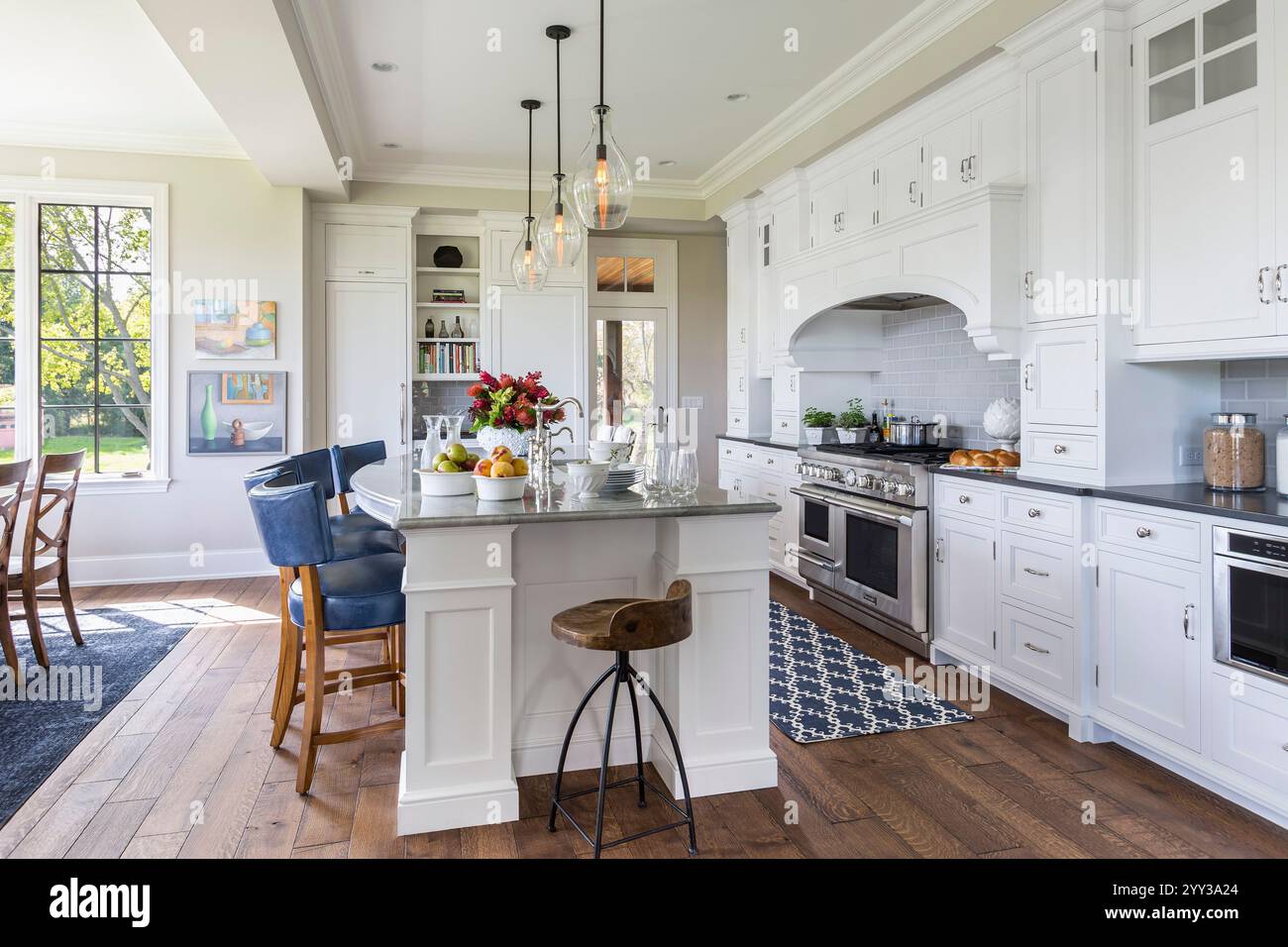 Grande e bella cucina bianca con cucina isolata e accenti blu Foto Stock