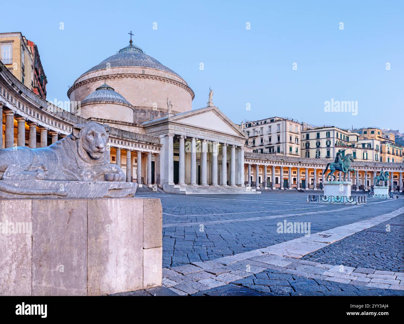 Neaples - Basilica reale Pontificia San Francesco da Paola e monumento a Carlo VII di Napoli - Piazza del Plebiscito nel dus mattutino Foto Stock