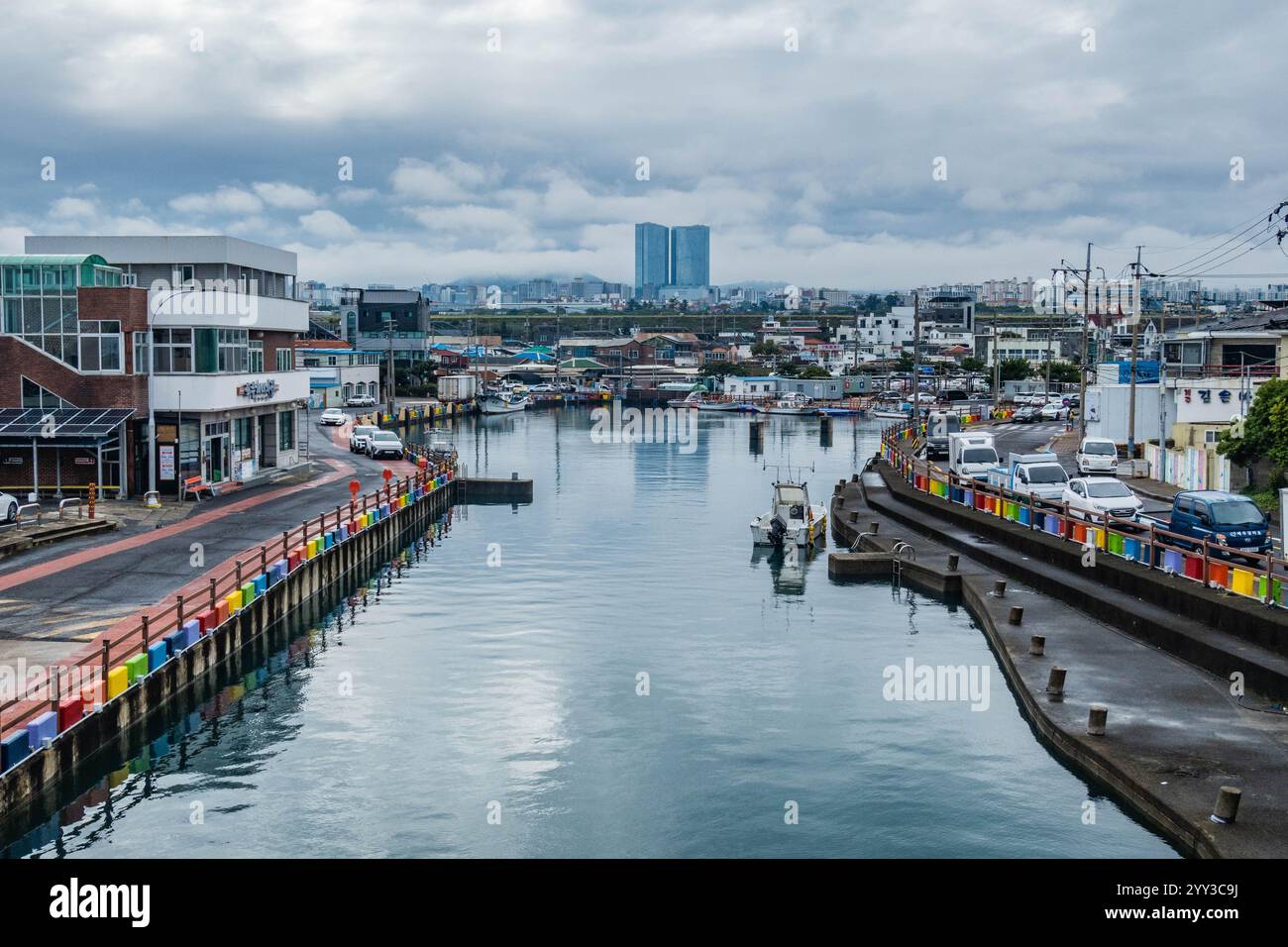 Vista della Torre dei sogni di Jeju dal picco Dodubong, dalla città di Jeju, dall'isola di Jeju, dalla Corea del Sud Foto Stock