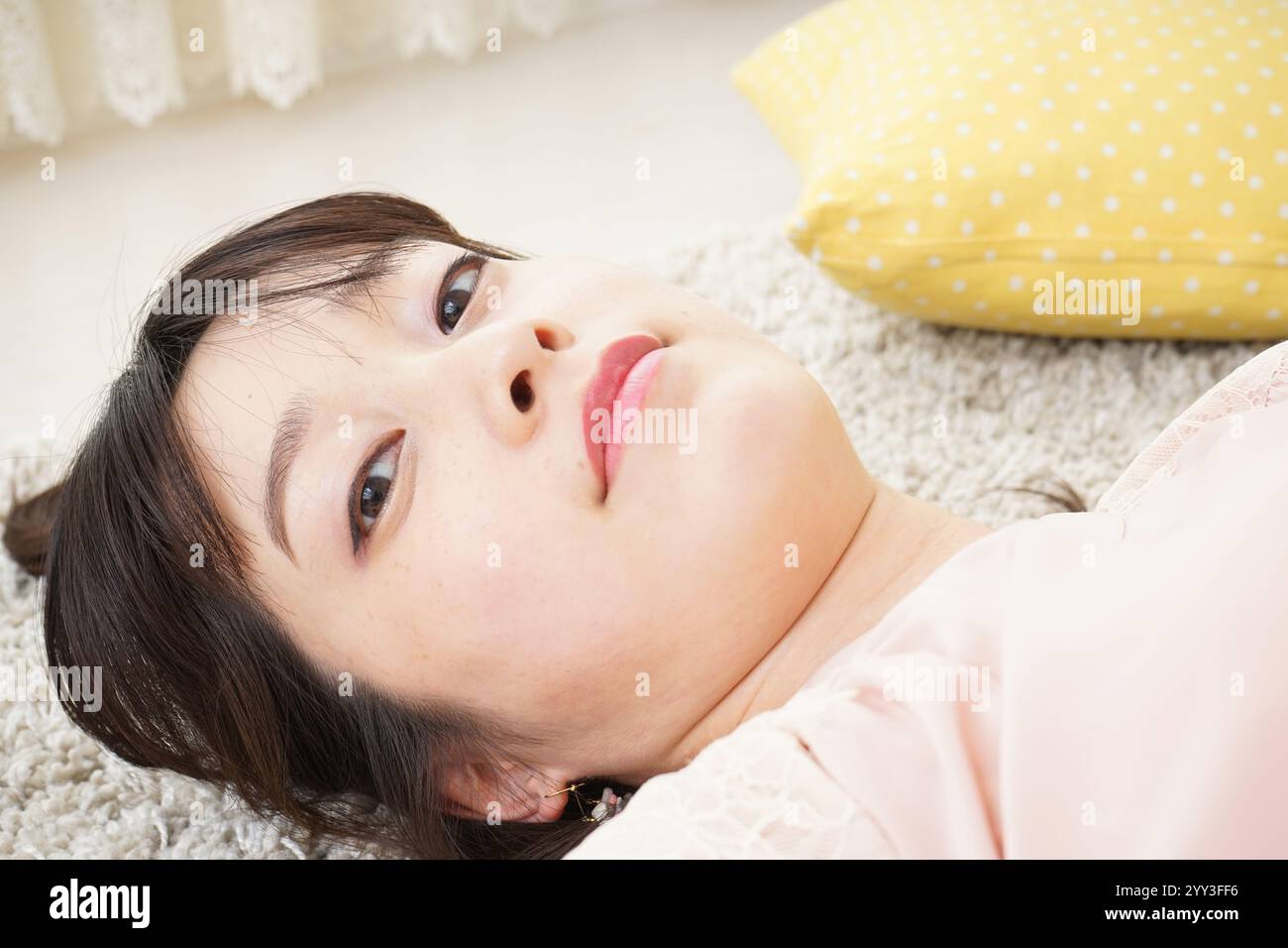 Giovane donna che dorme a casa Foto Stock