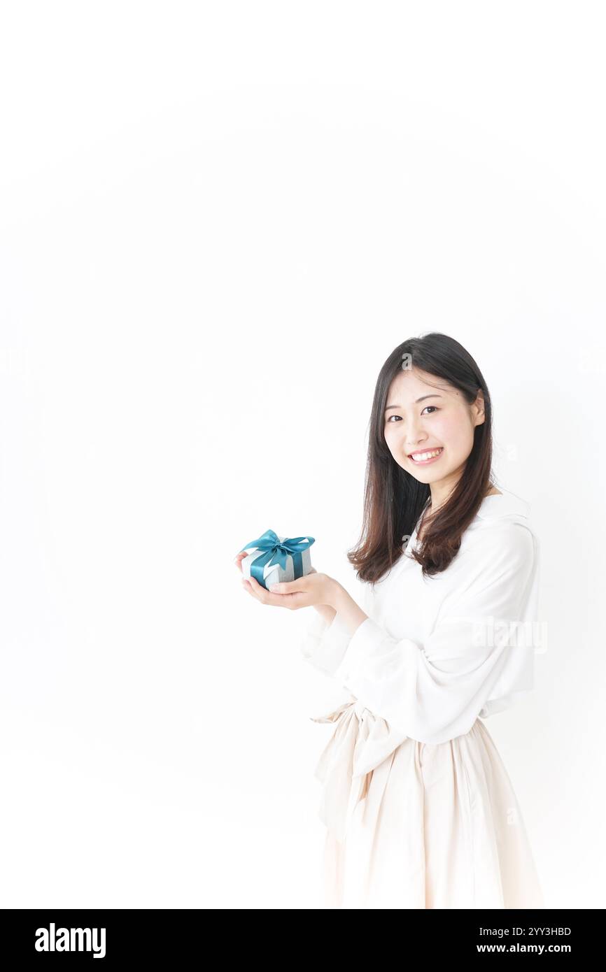 Regali e una giovane donna Foto Stock