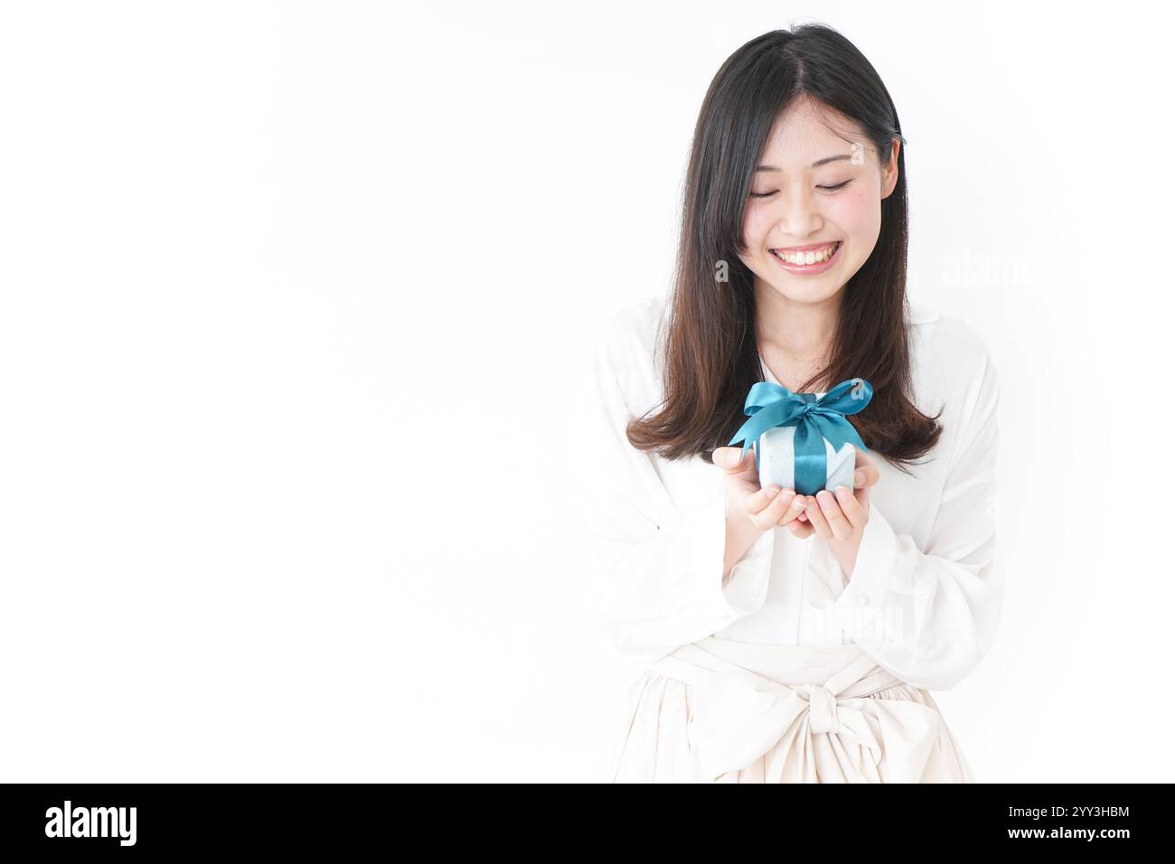 Regali e una giovane donna Foto Stock