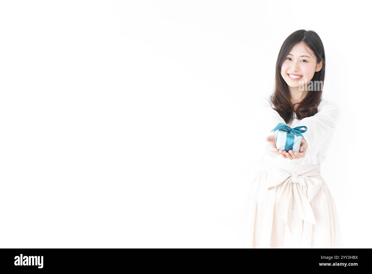 Regali e una giovane donna Foto Stock