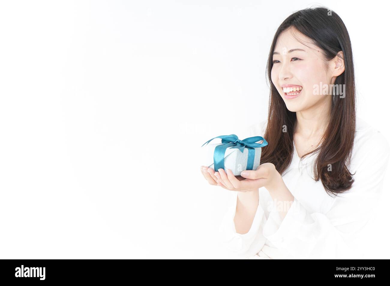 Regali e una giovane donna Foto Stock