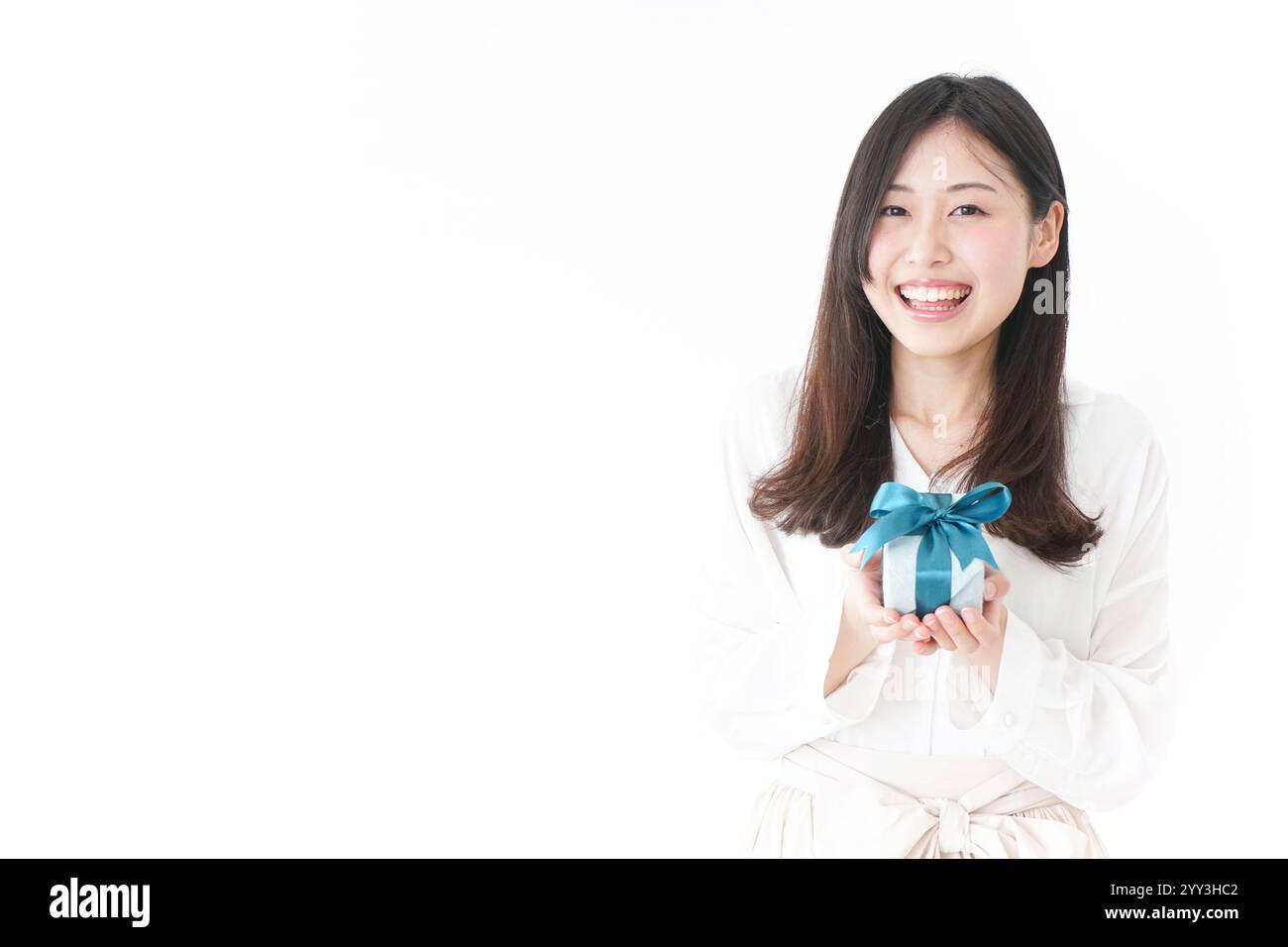 Regali e una giovane donna Foto Stock