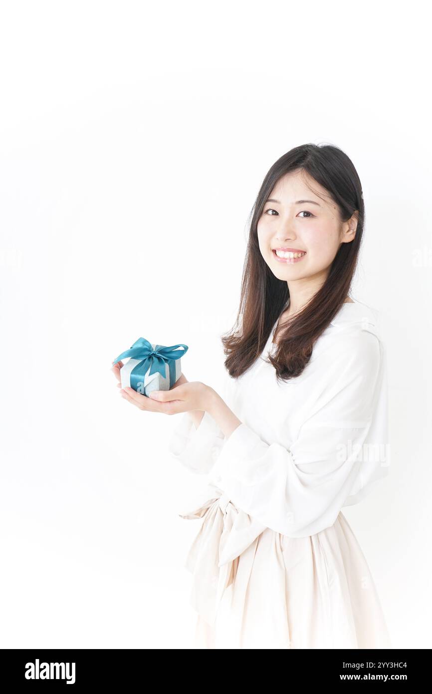 Regali e una giovane donna Foto Stock