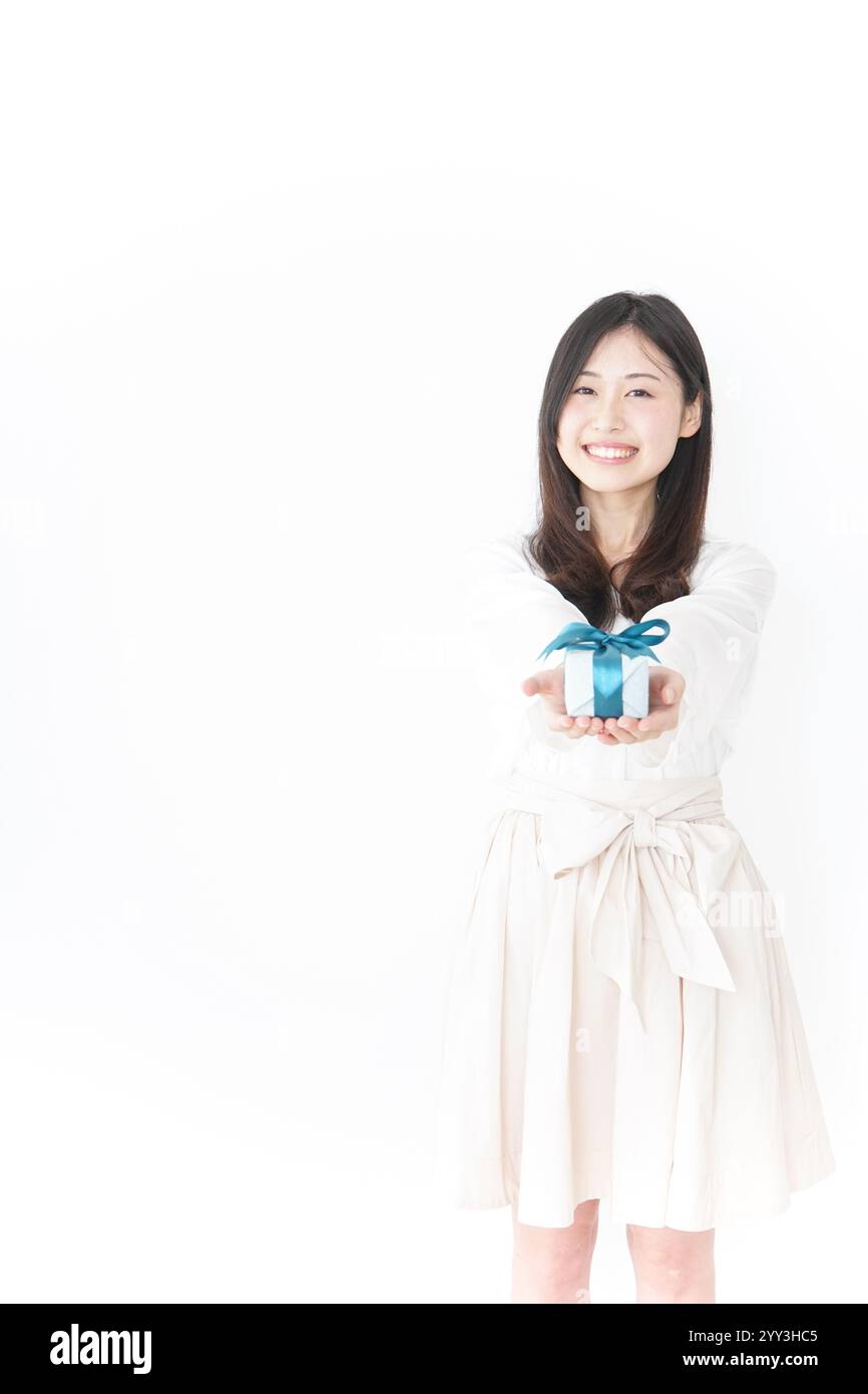 Regali e una giovane donna Foto Stock