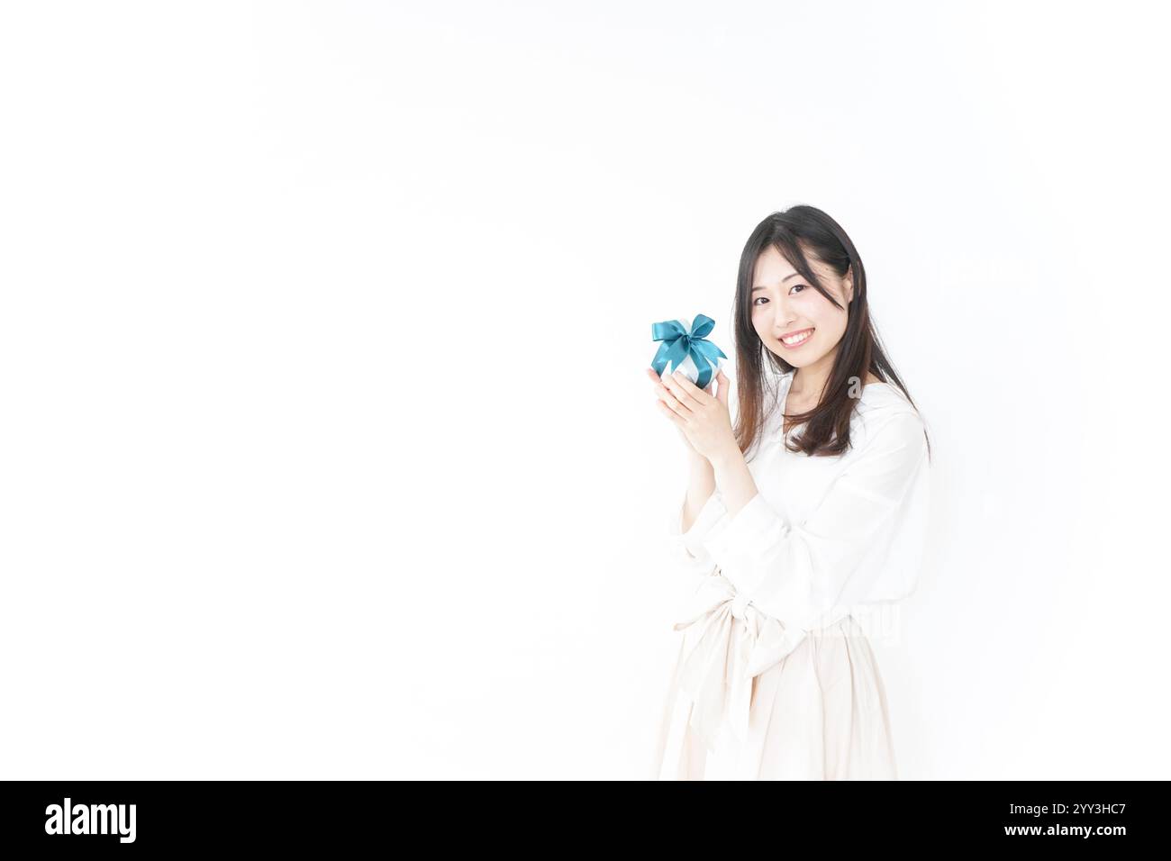 Regali e una giovane donna Foto Stock