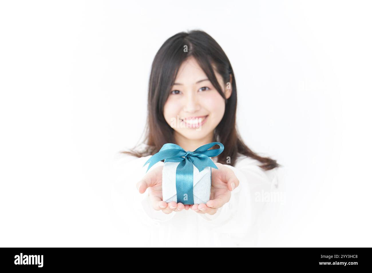 Regali e una giovane donna Foto Stock