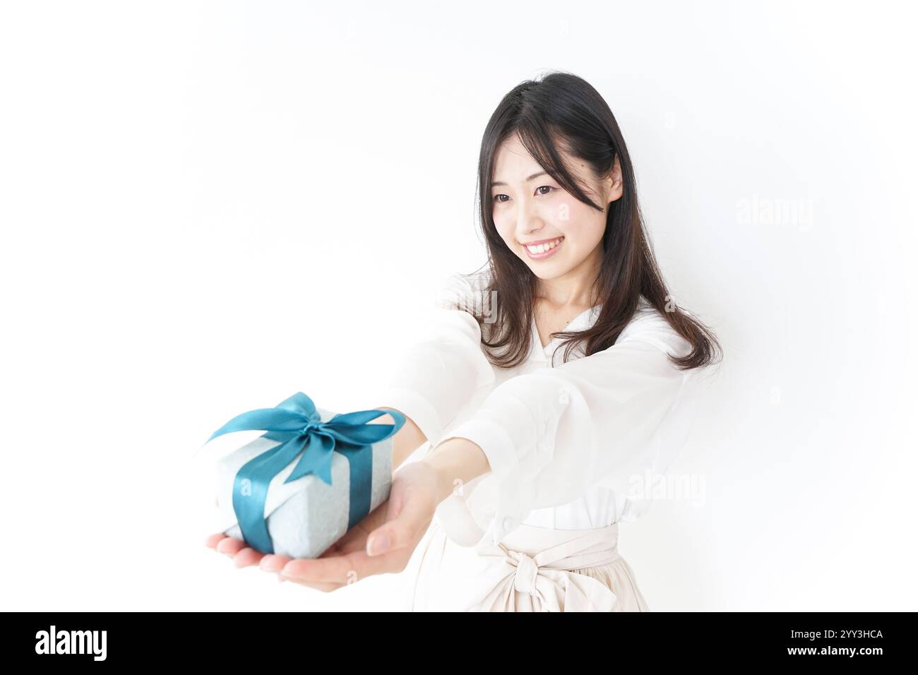 Regali e una giovane donna Foto Stock