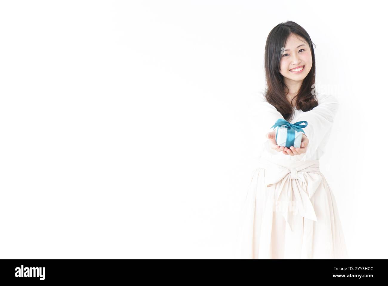 Regali e una giovane donna Foto Stock