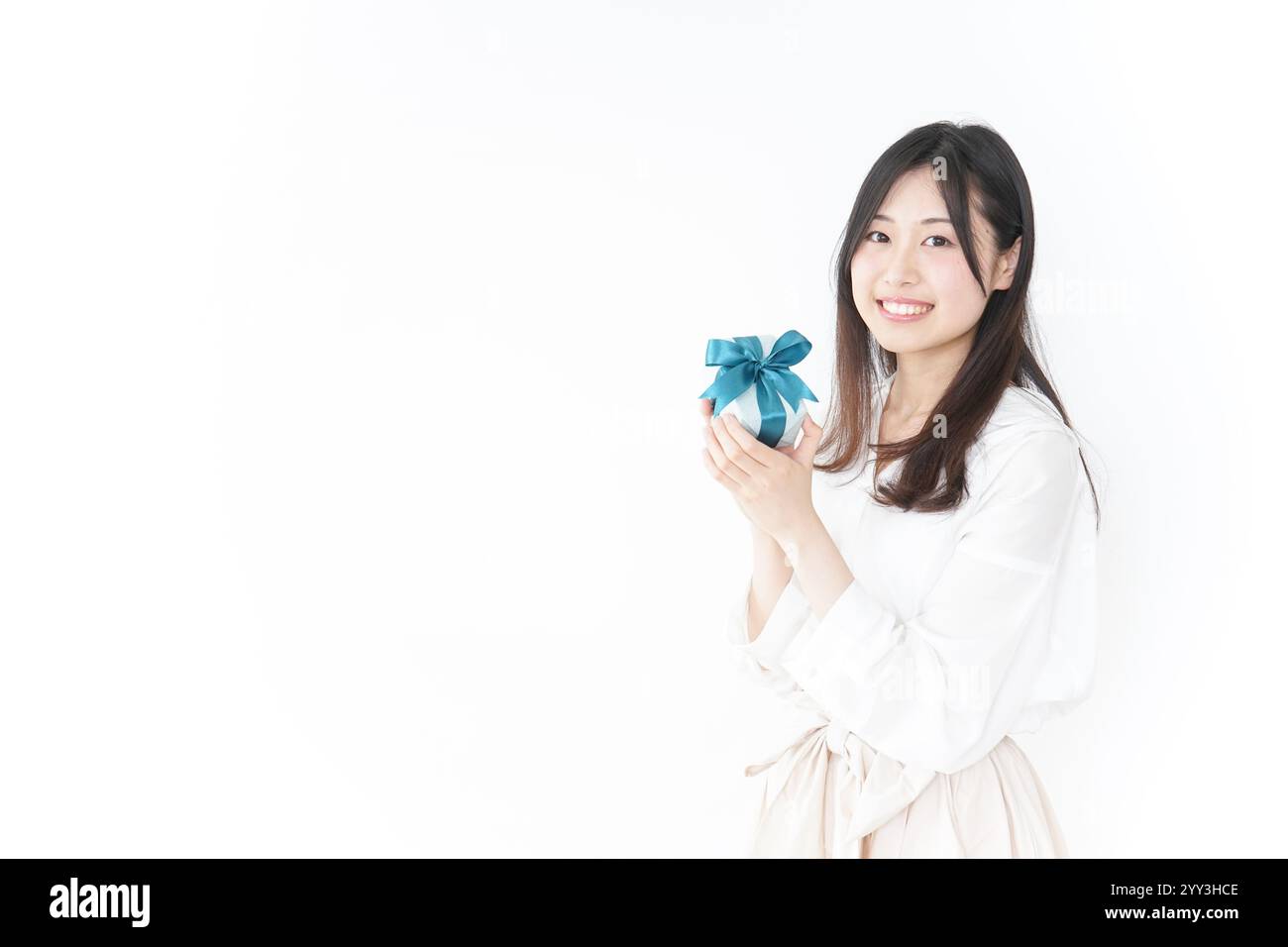 Regali e una giovane donna Foto Stock