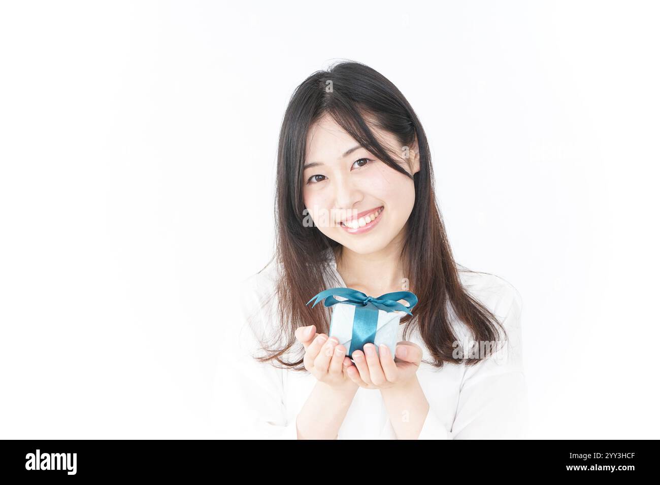 Regali e una giovane donna Foto Stock