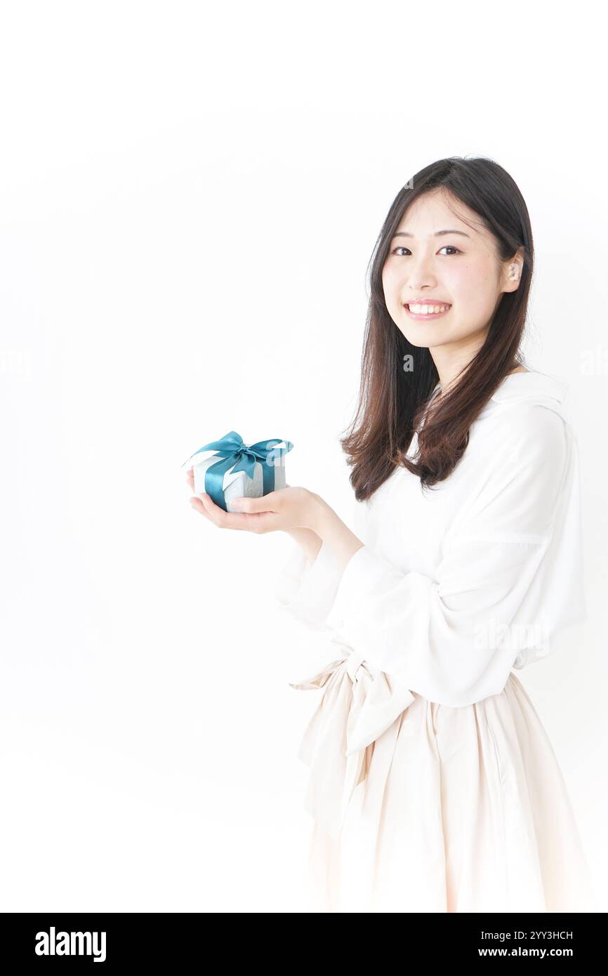 Regali e una giovane donna Foto Stock