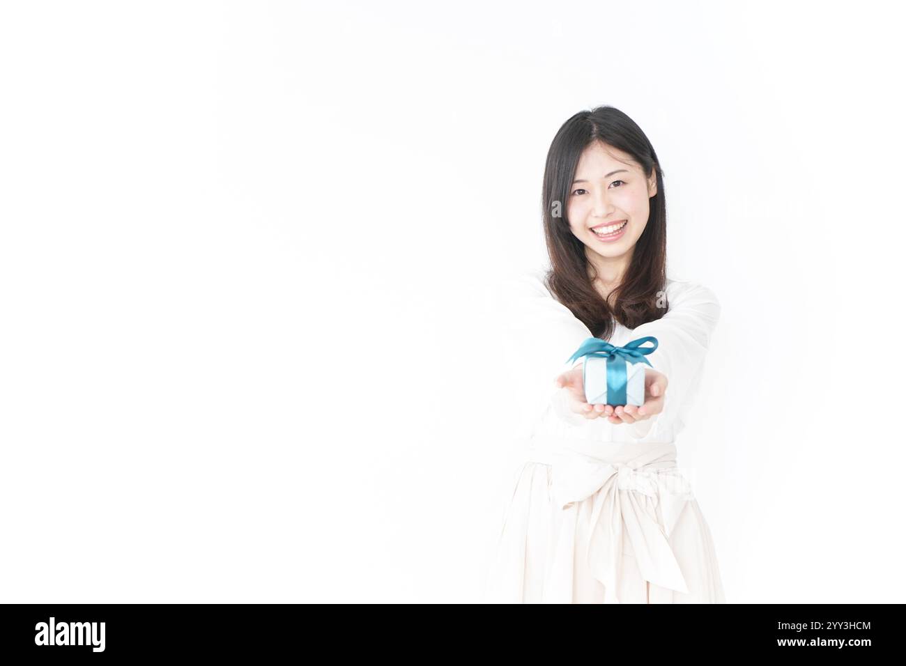 Regali e una giovane donna Foto Stock