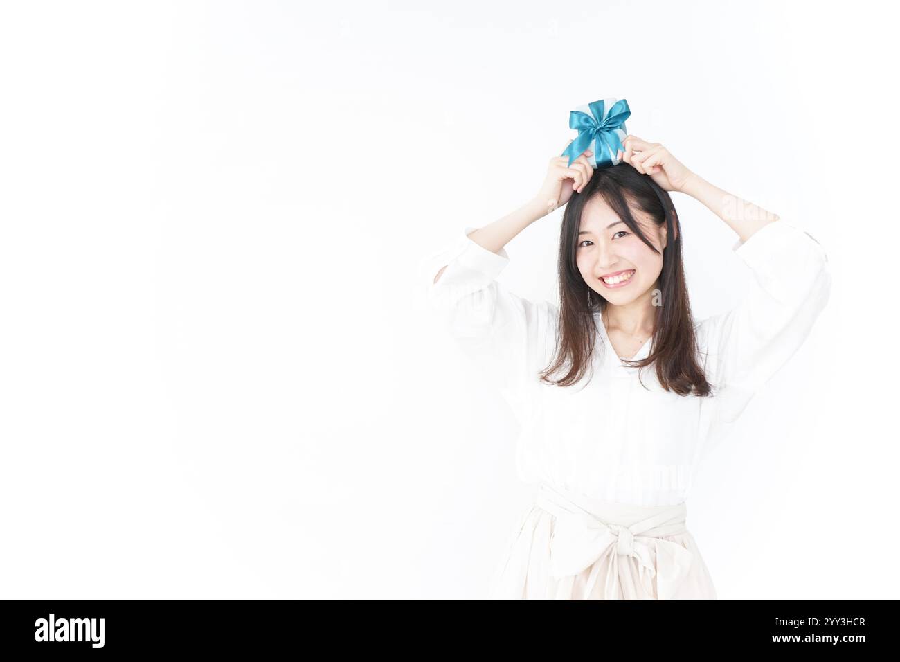 Regali e una giovane donna Foto Stock