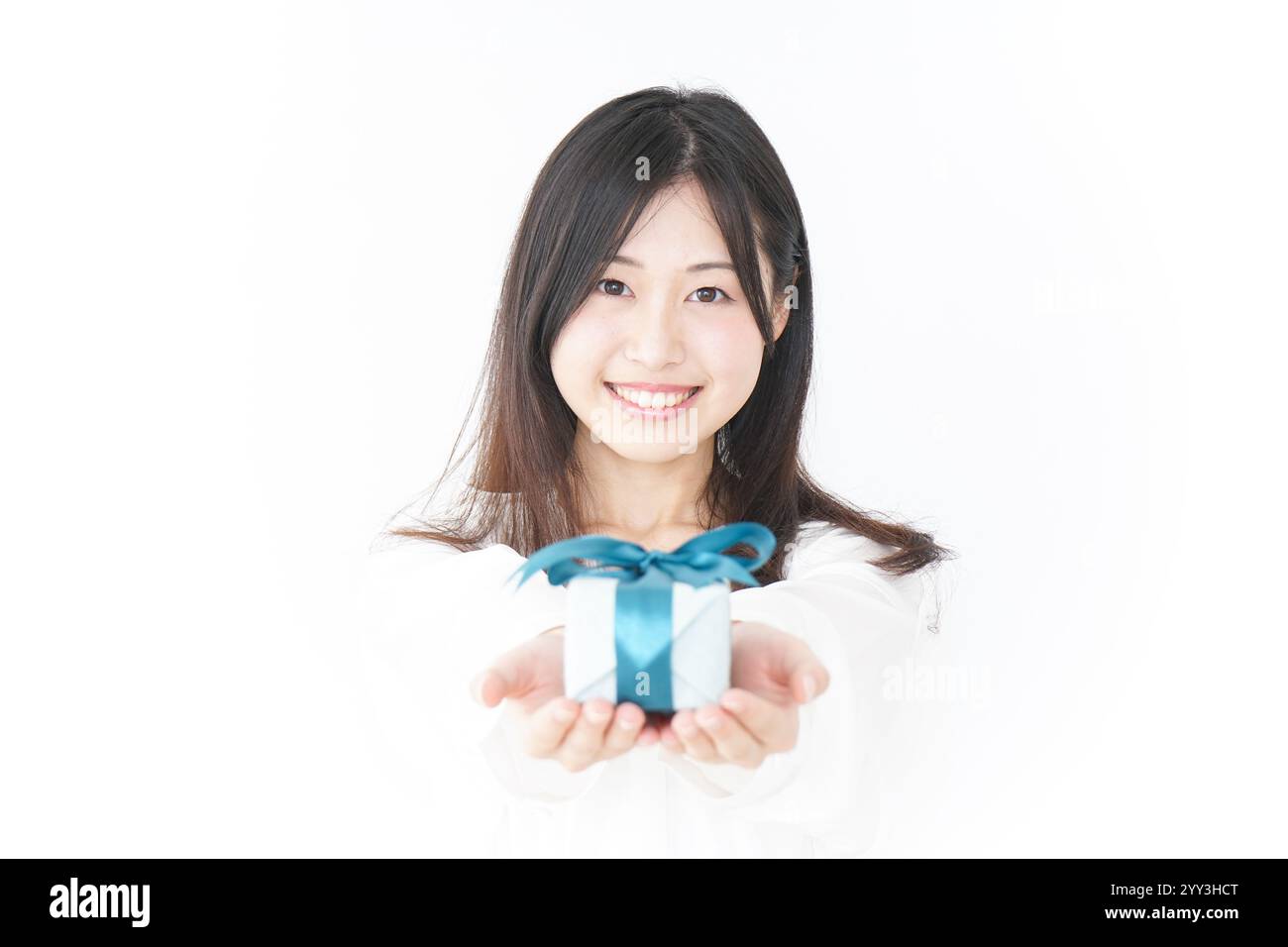 Regali e una giovane donna Foto Stock